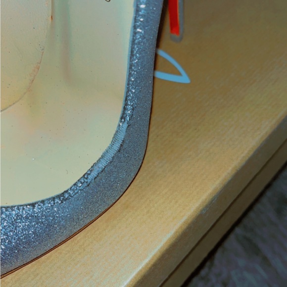 Minor scratch on the side and a little rip on the side as well. Good condition - Picture 7 of 7